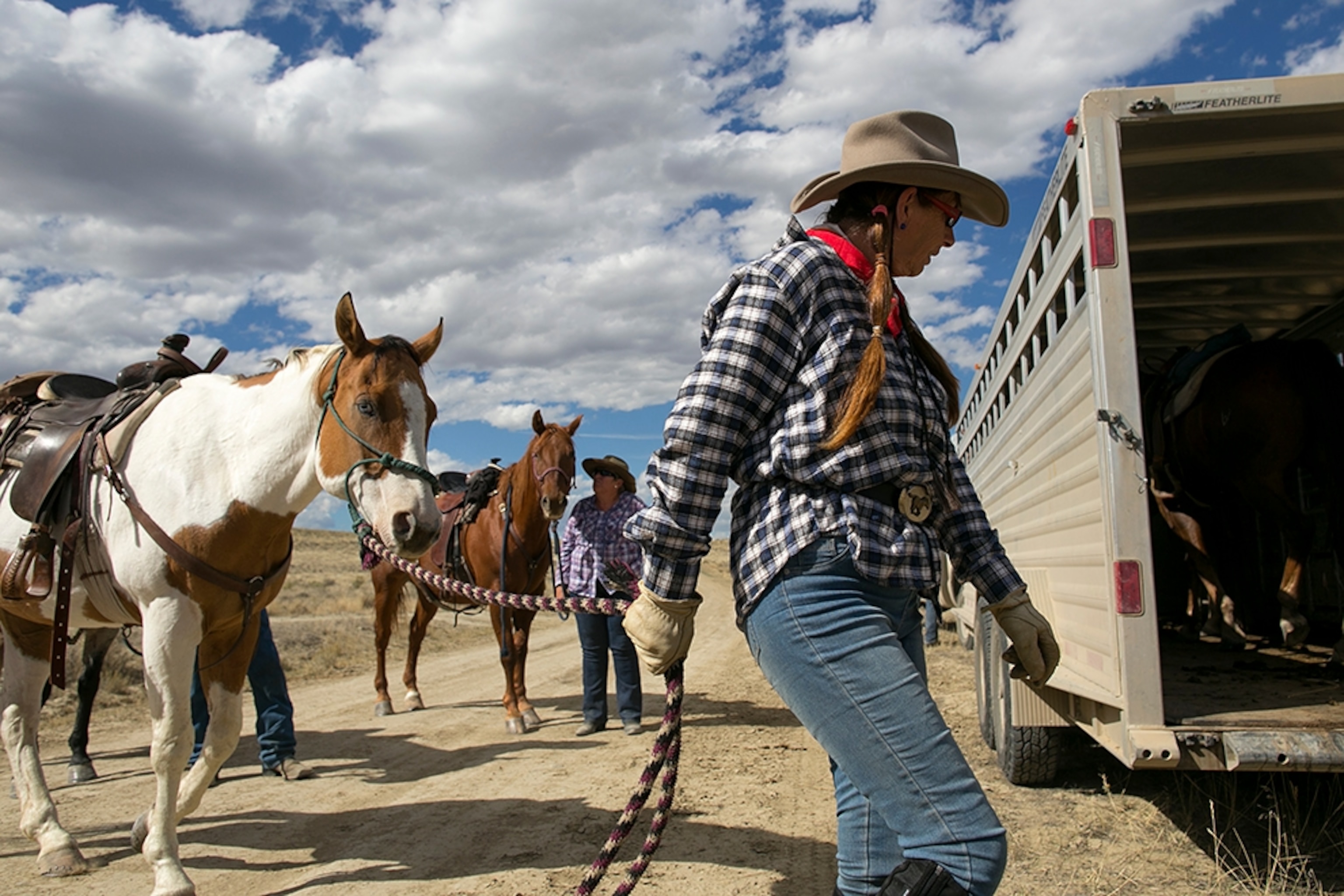 guests loading horses into a trailer at Lonesome Spur Guest Ranch, Bridger, Montana