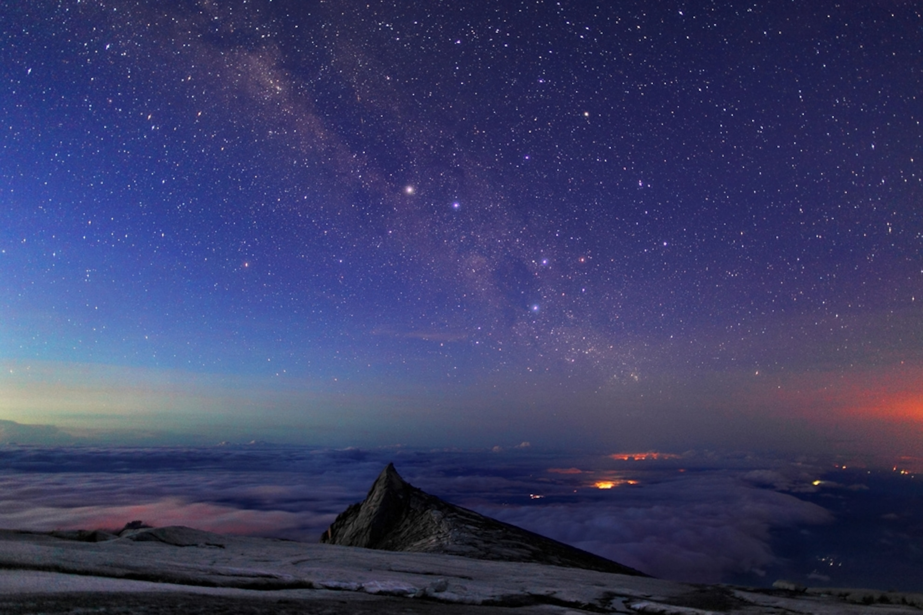 Milky Way picture: the galaxy arcs over a mountain peak in Borneo