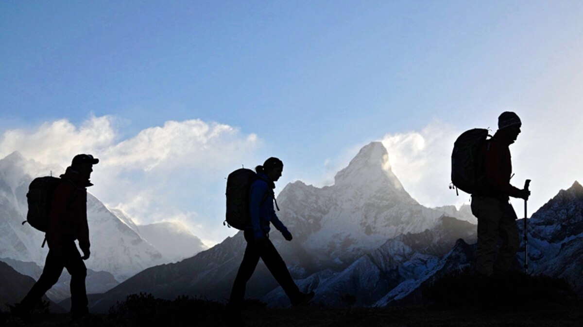 человек на горе. Guess what перевод. экстремальный спорт скалолазание. Playing chess mountain climbing astrology reading. Playing chess mountain climbing astrology reading.