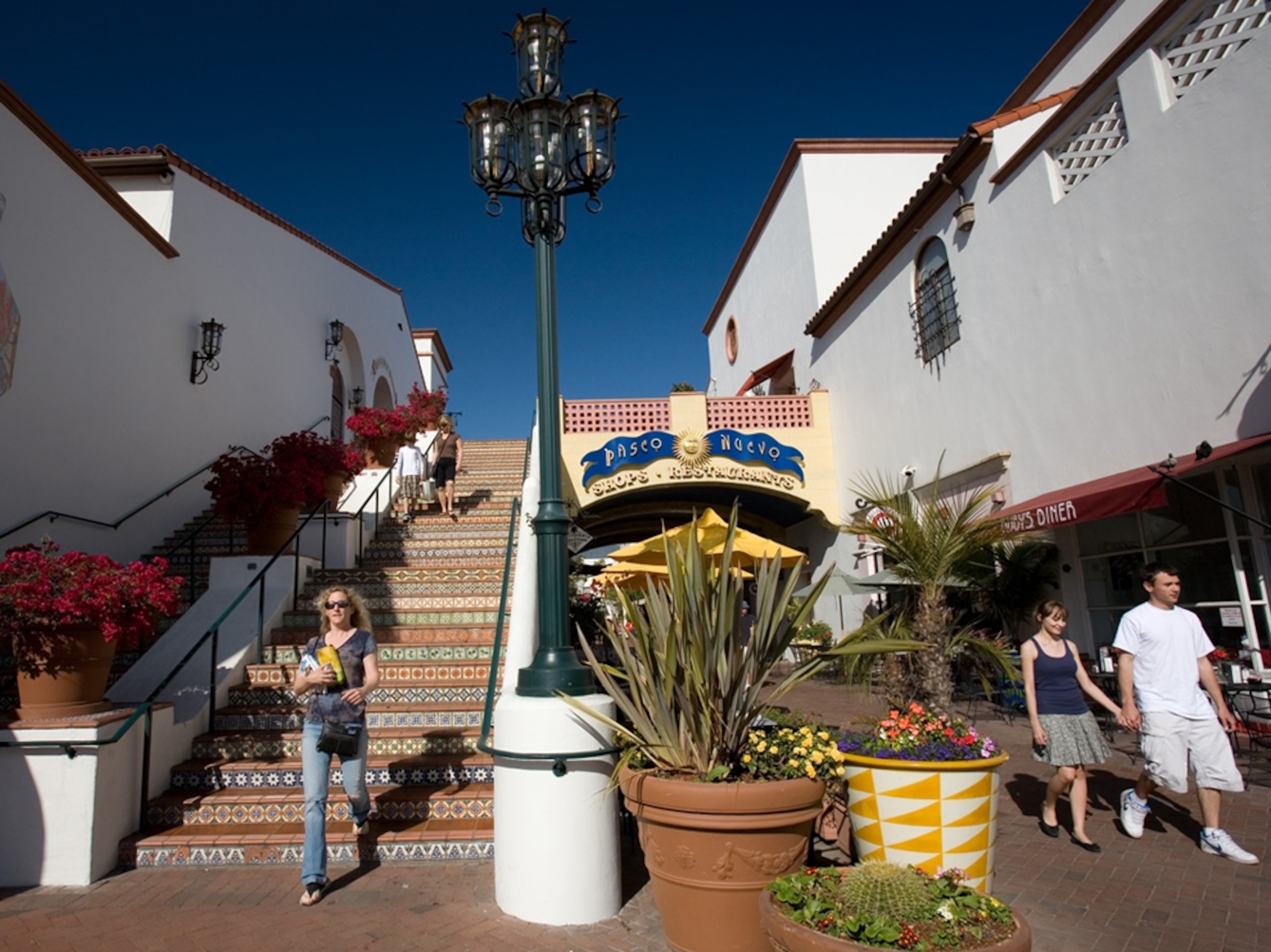 shopping at paseo nuevo santa barbara