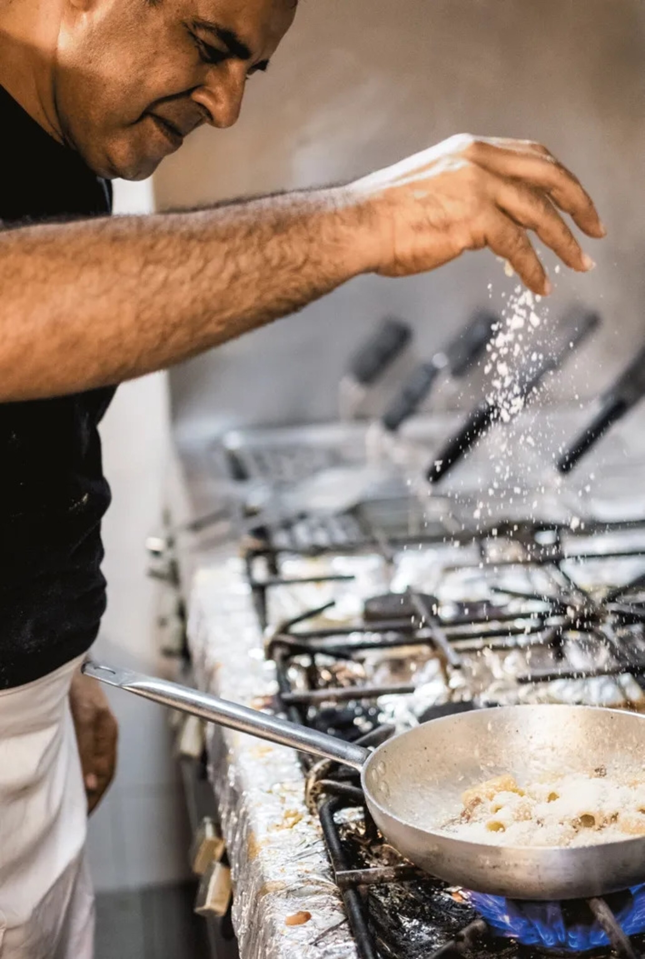 Chef Flavio al Velavevodetto cooks rigatoni with gricia.