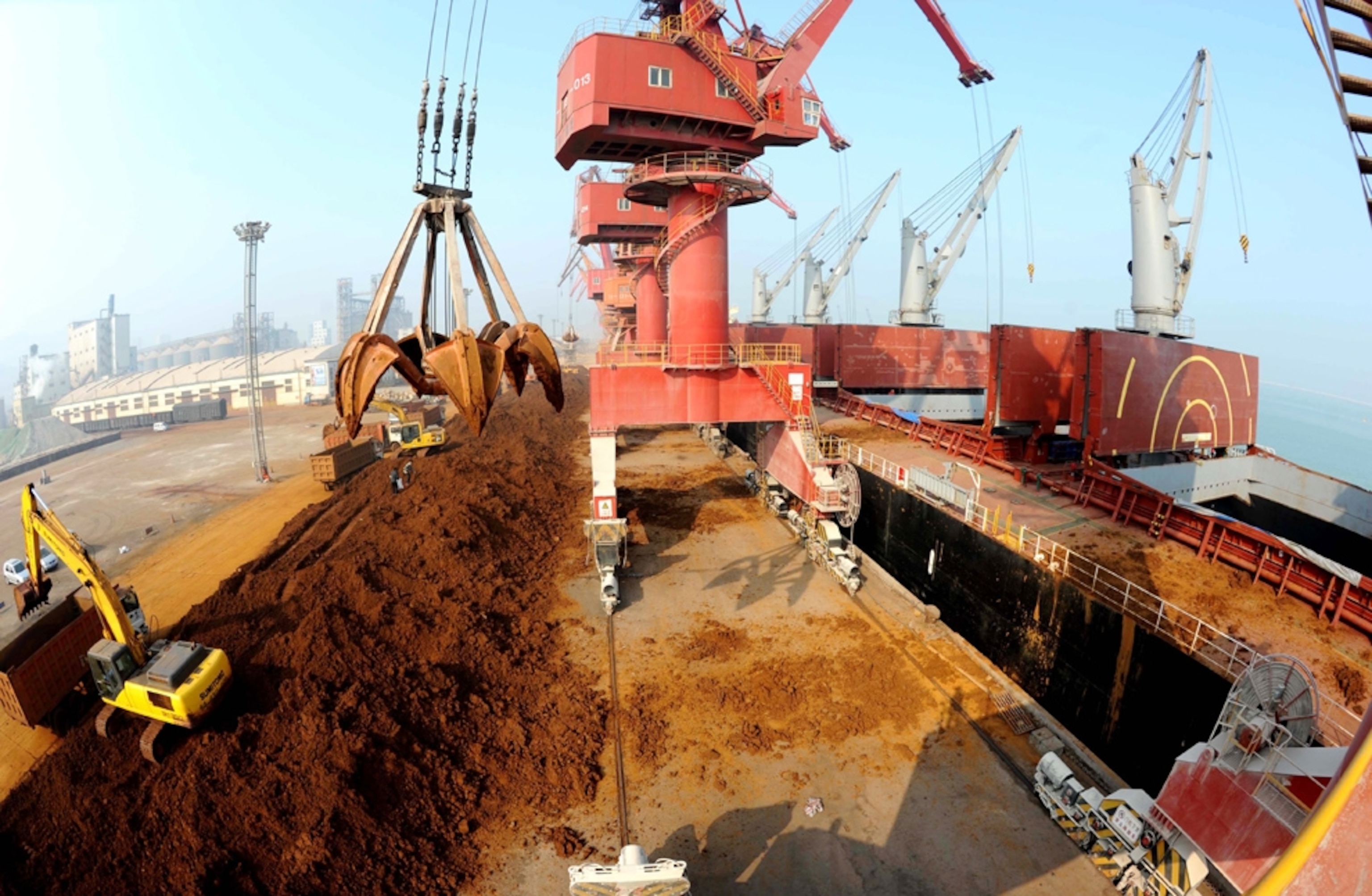 Bucket grabs rare earth, Jiangsu Province