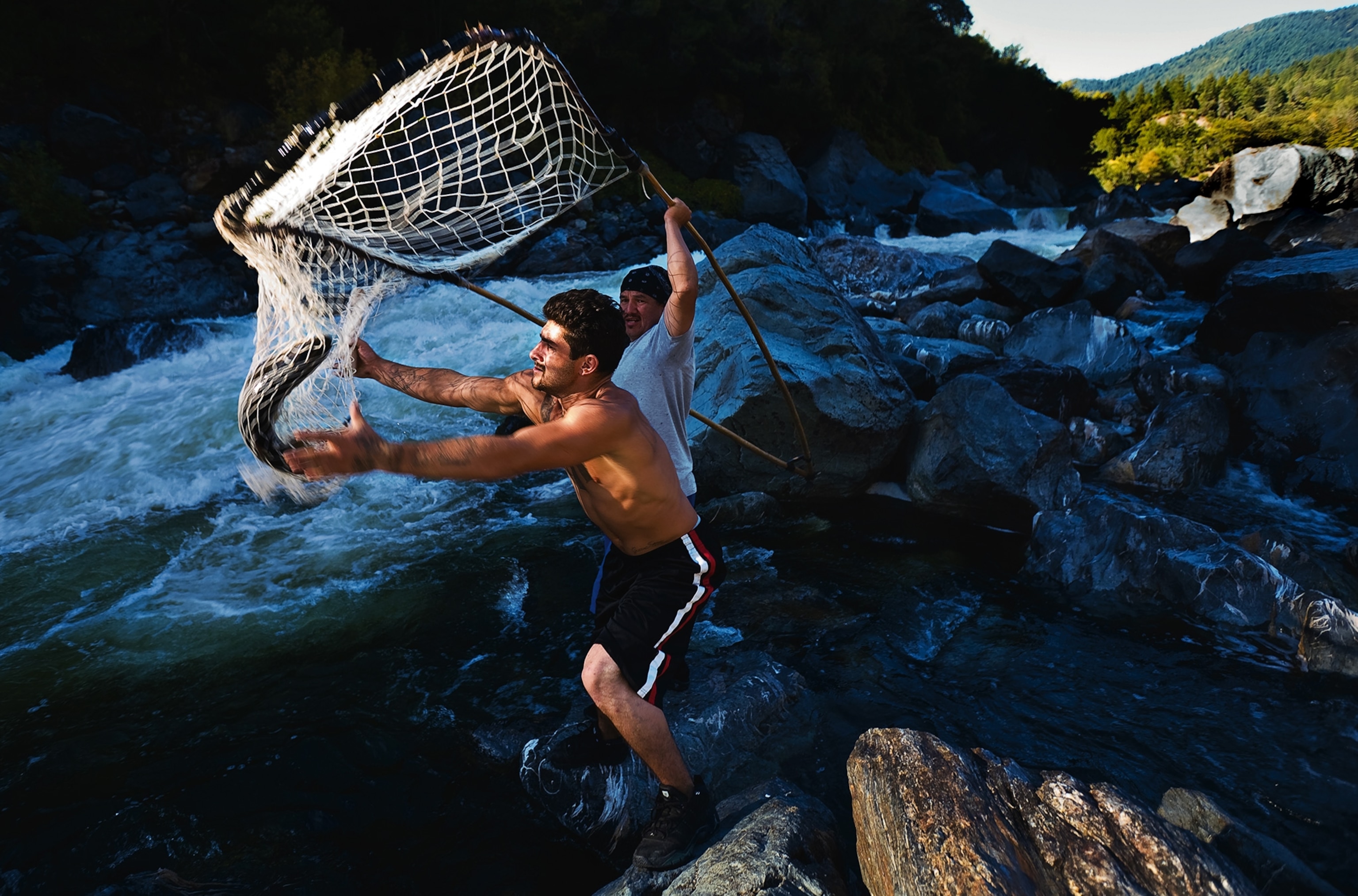 Ron Reed hoists a chinook salmon on Klamath River