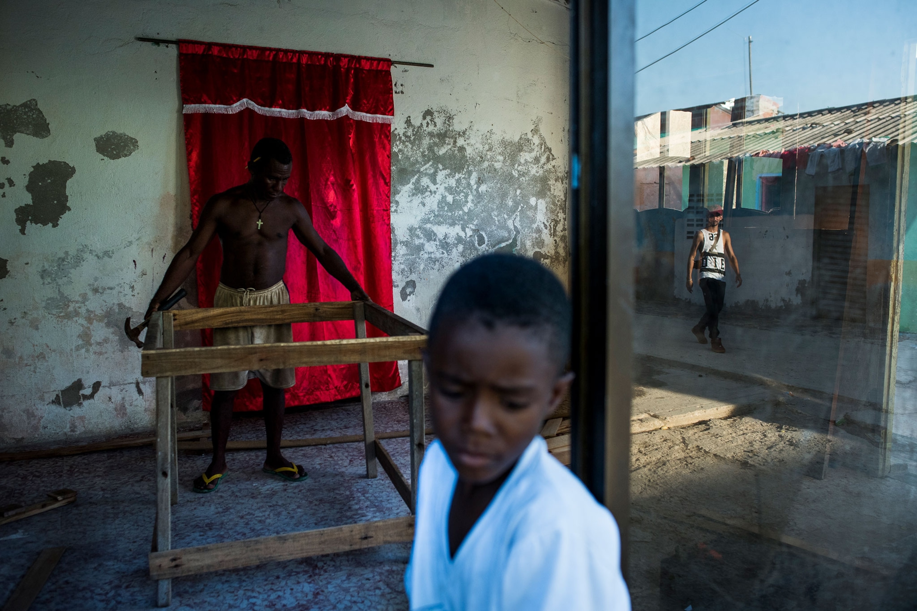 See Photos of the Most Crowded Island on Earth