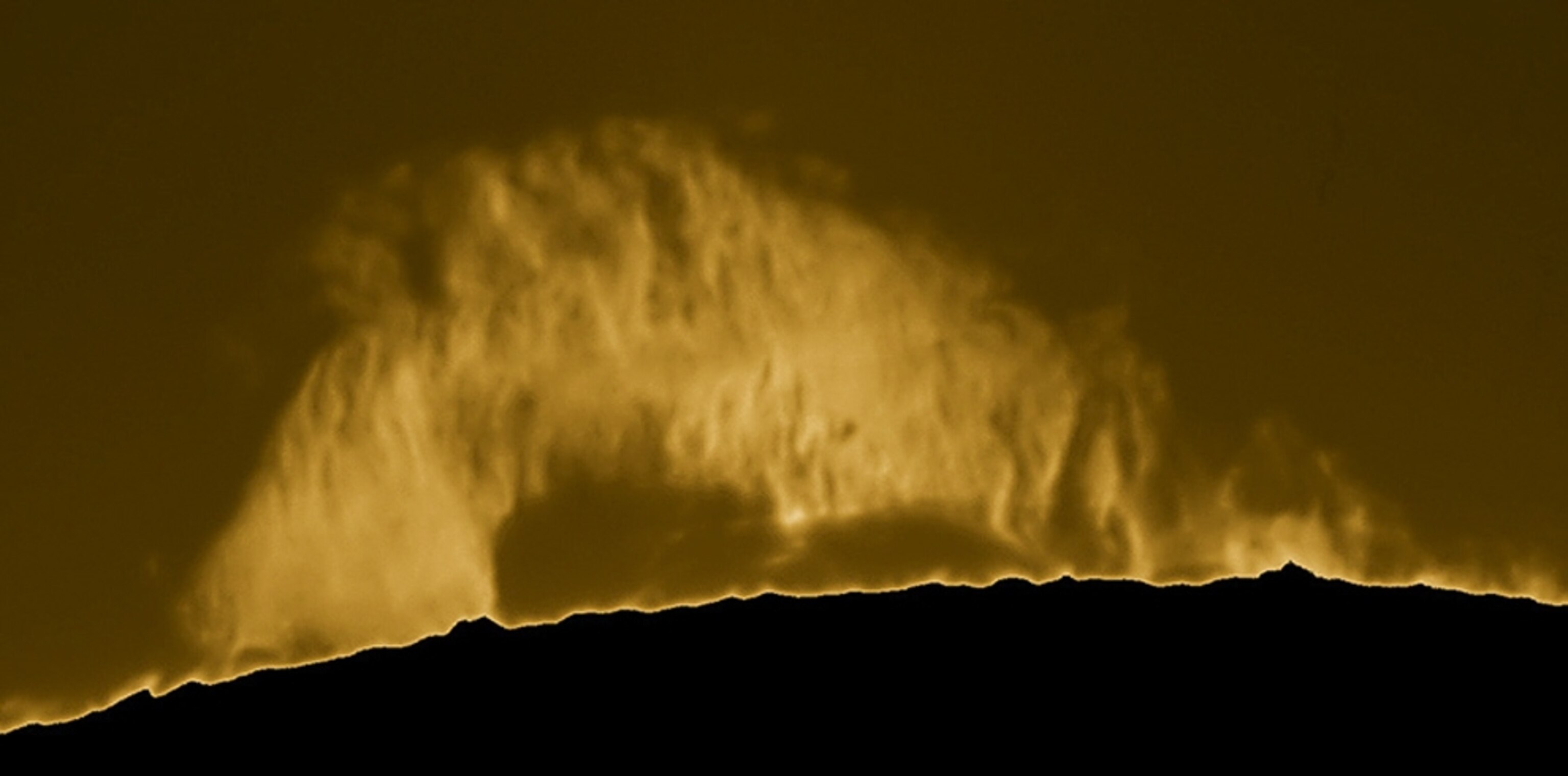 Sun picture: giant wall of heated gas