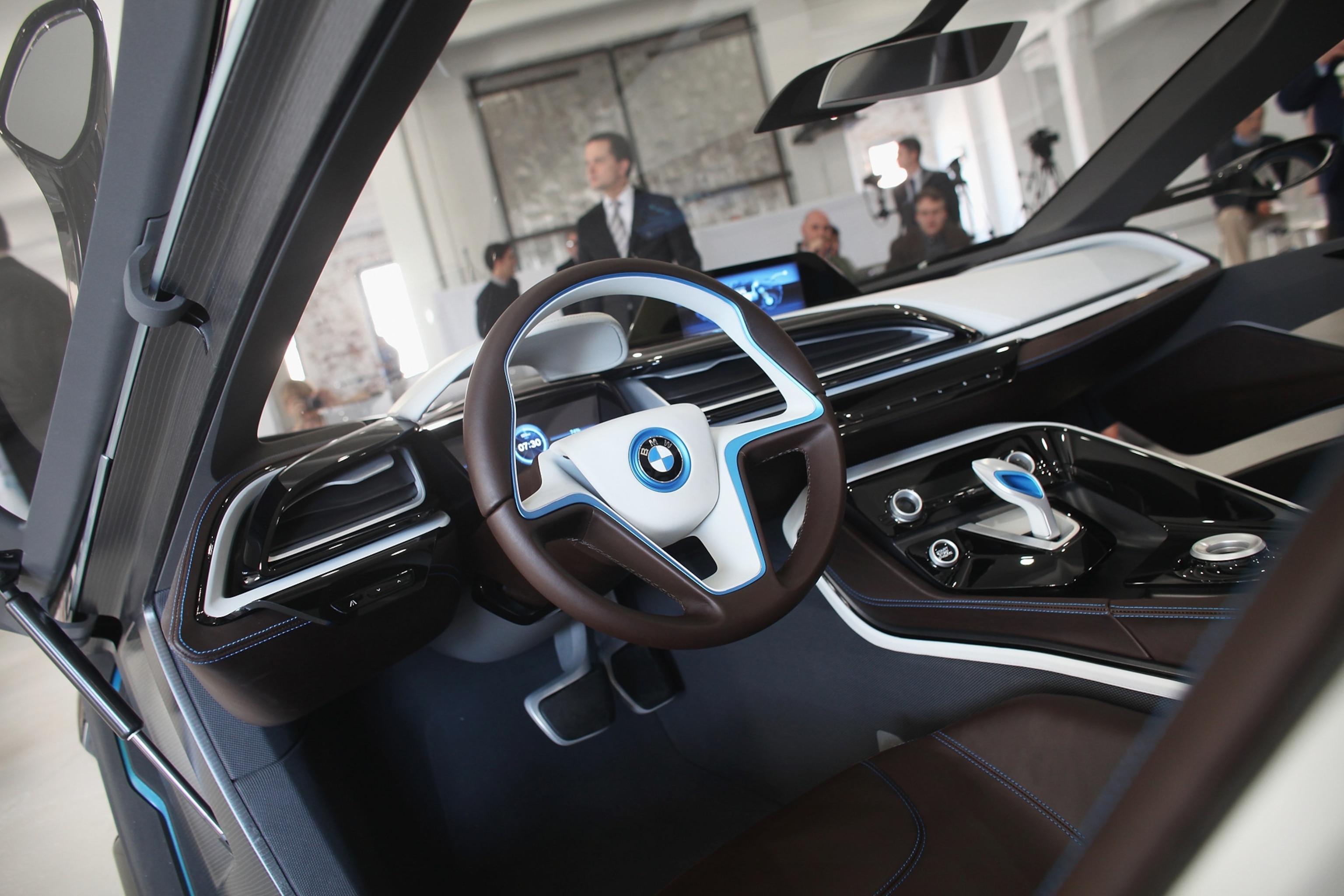 Electric car picture - BMW i8 view from interior