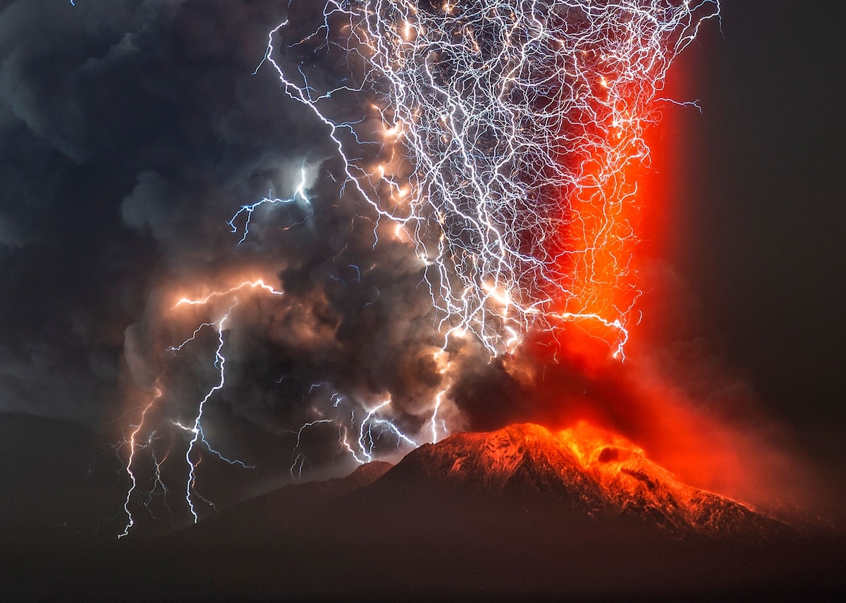 See how volcanoes spark lightning storms