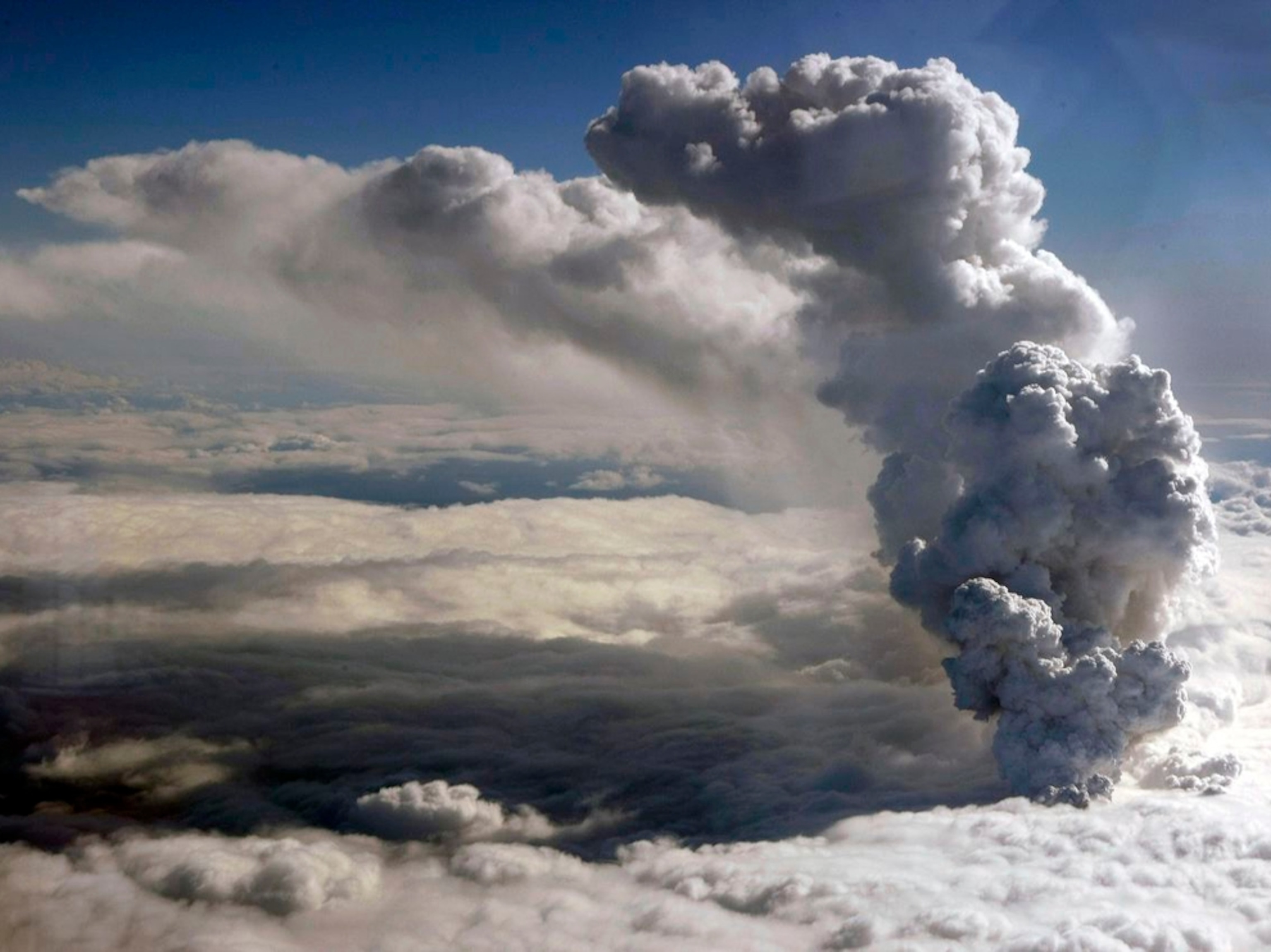 Iceland Eyjafjallajökull volcano exploding
