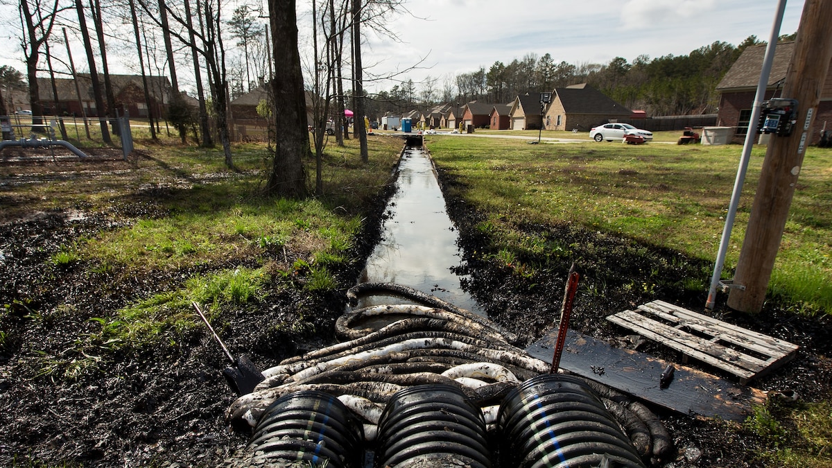 Pictures Arkansas Oil Spill Darkens Backyards, Driveways