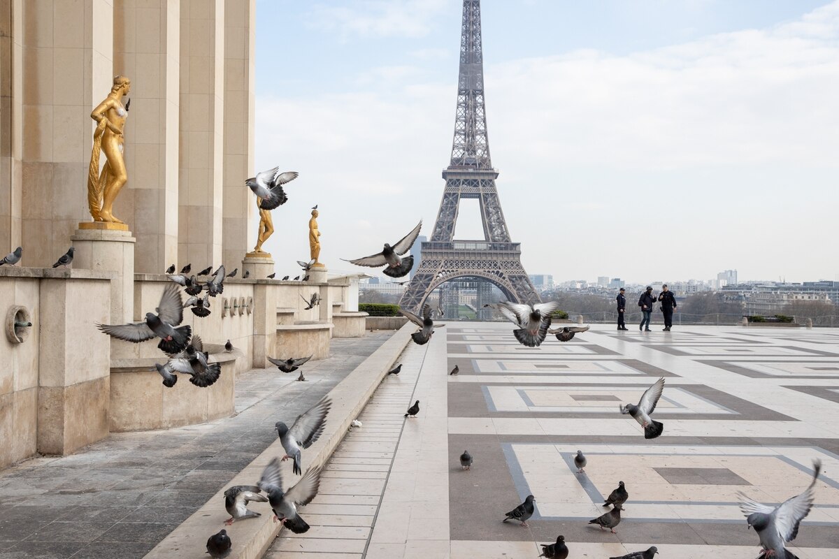 It S Eerie Capturing The Emptiness Of Paris A City Under Lockdown