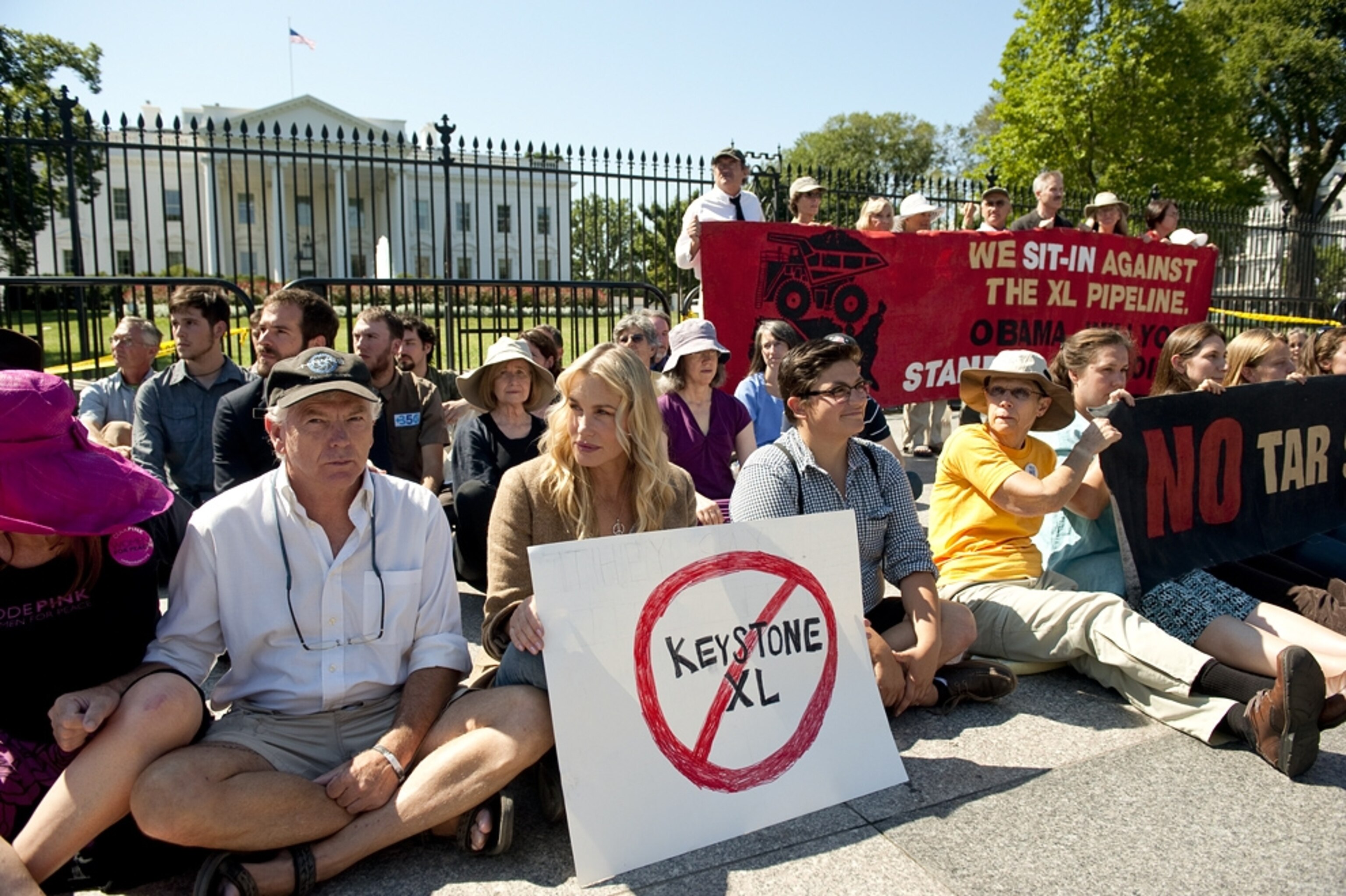 American actress Daryl Hannah, center, sits in front of the White House in Washington, DC, August 30, 2011, during a protest against the construction of the Keystone XL pipeline.