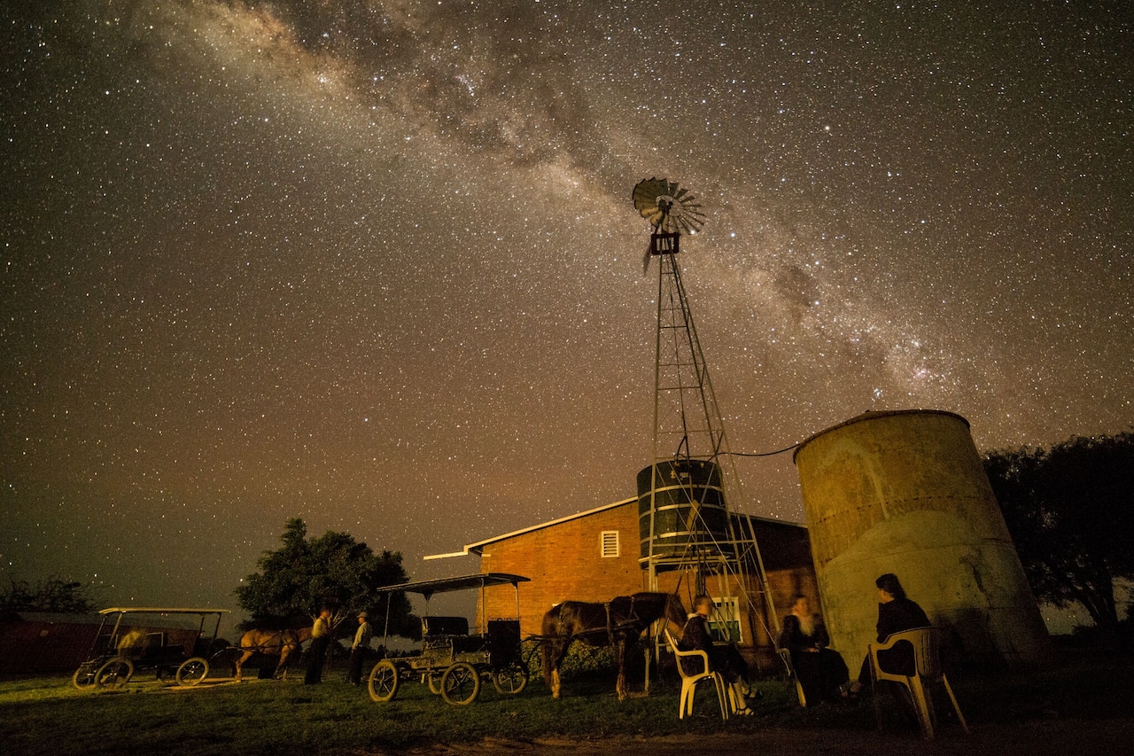 el cielo nocturno en una granja