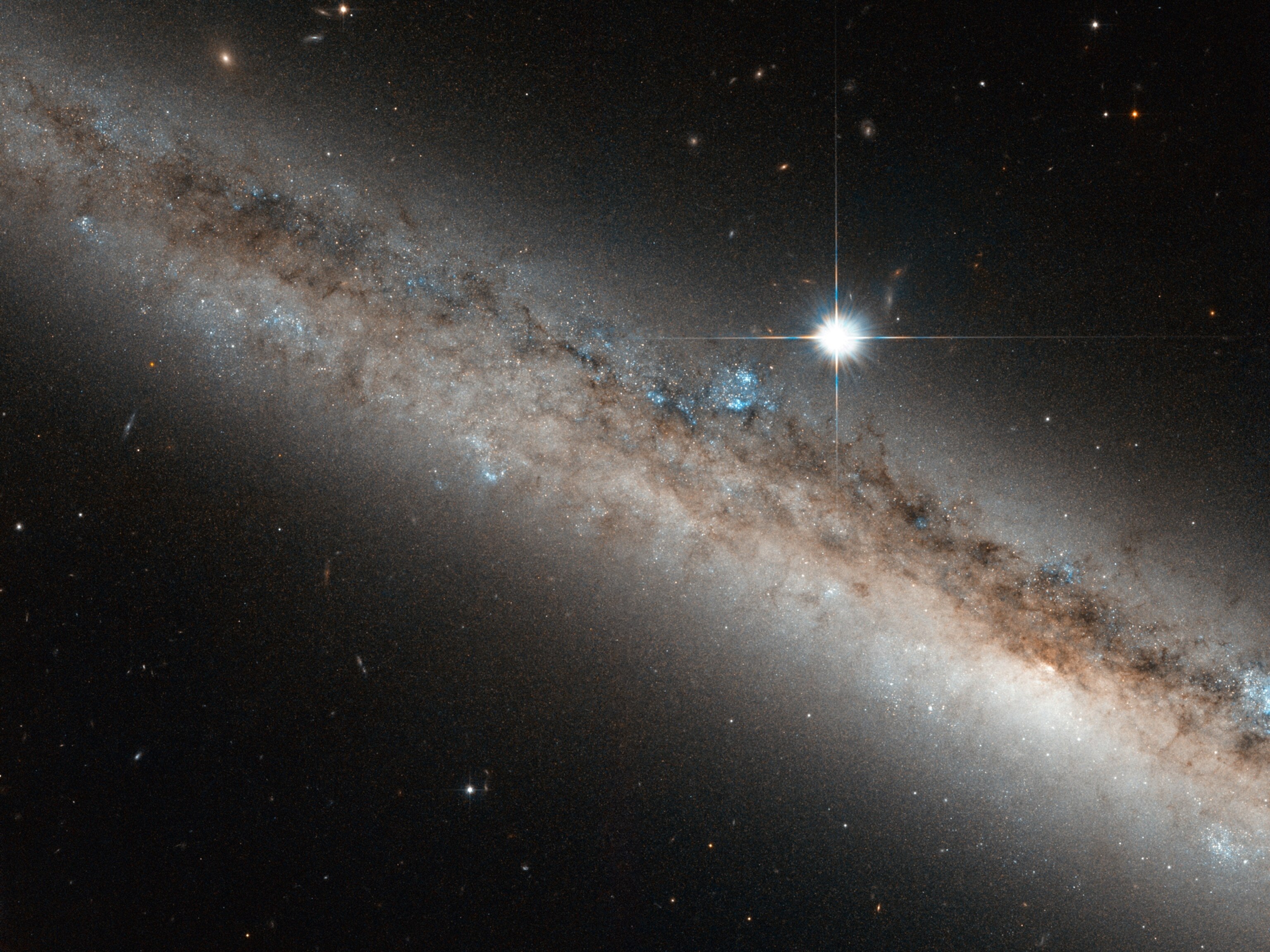 Week in Space 256 - bright star appears to be near spiral galaxy NGC 4517