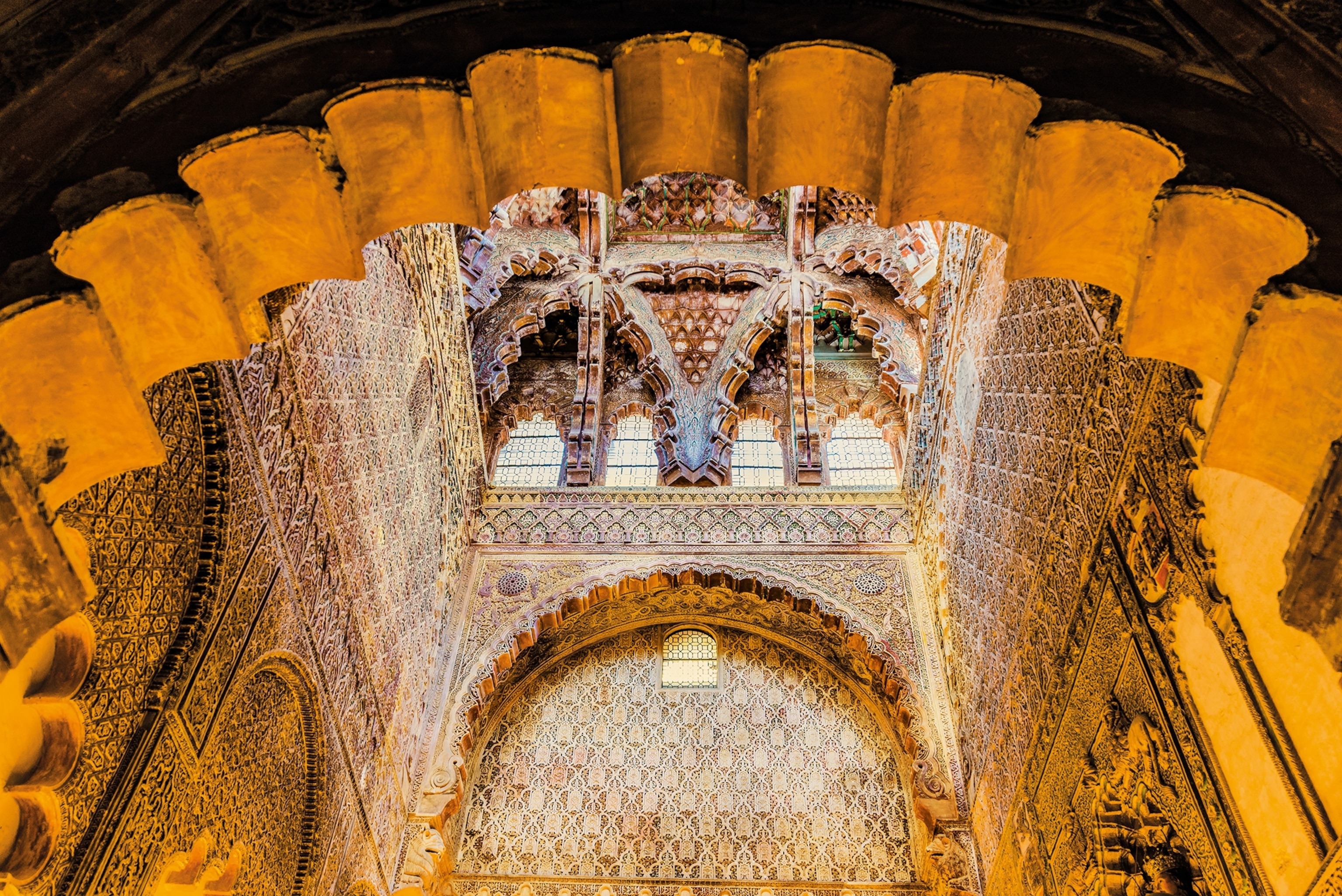 The square enclosure in the Royal Chapel is covered with a vault of interlocking arches. The image shows one of the two main walls, with an arcade and splendid plasterwork decoration.